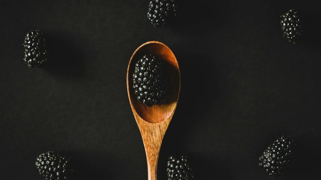 Spoonful of delicious blackberries from the best online nutritionist